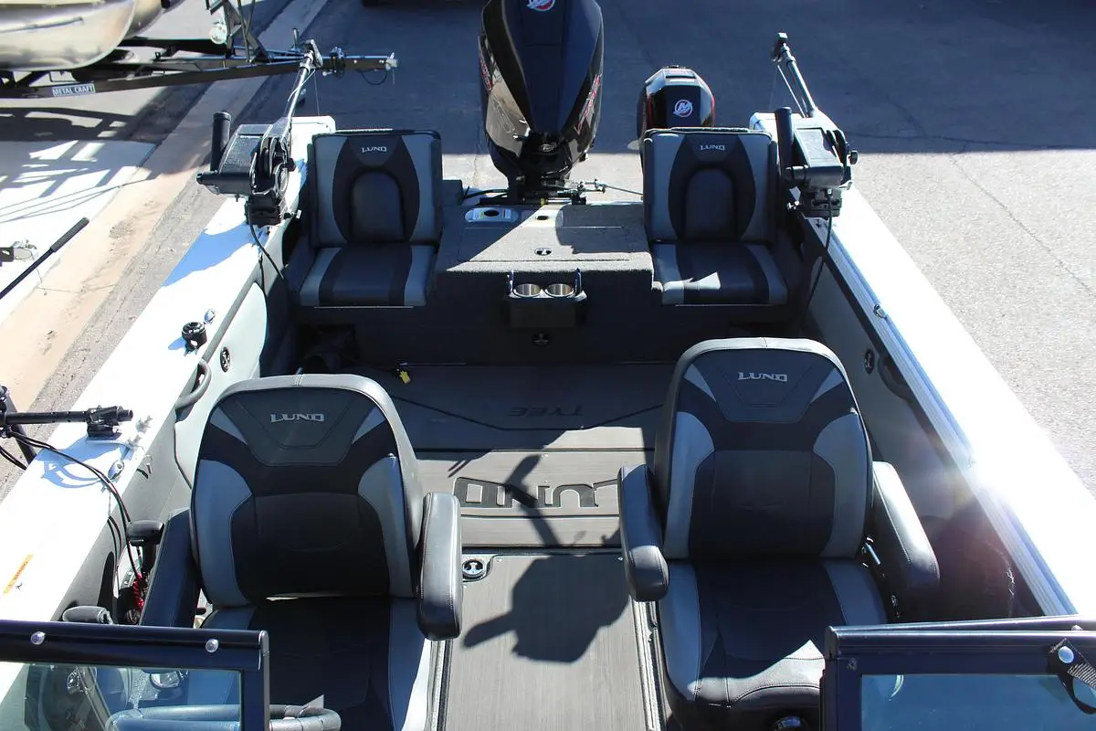 Lund 1975 Tyee Sport boat available for rent at Flaming Gorge